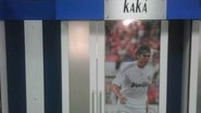 Kaká mostra seu armário dentro do vestiário do estádio Santiago Bernabéu, em Madrid - Reprodução