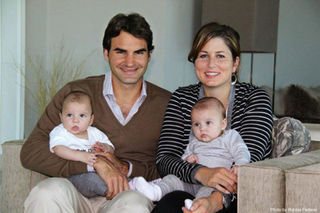 Roger Federer e a mulher, Mirka Vavrinec, posam ao lado das gêmeas, Myla e Charlene - Reprodução