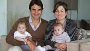 Roger Federer e a mulher, Mirka Vavrinec, posam ao lado das gêmeas, Myla e Charlene - Reprodução