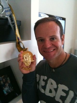 Rubinho Barrichello e sua medalha da meia maratona da Disney - Reprodução / Twitter