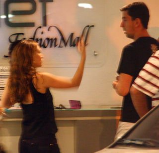 Mariana Ximenes no estacionamento de shopping no Rio - AgNews