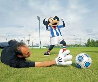 No gramado do Wide World of Sports, Mickey celebra o gol.