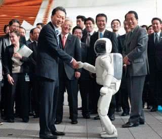 Yukio Hatoyama e o robô Asimo - REUTERS