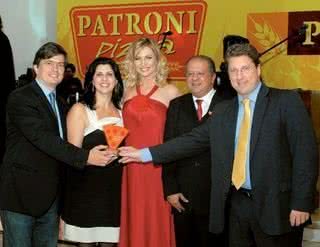 Adriana Colin, mestre-de-cerimônias nos 25 anos da Patroni Pizza, entre Jorge Kowalski, da Coca-Cola Femsa Brasil, Ana Paula Carraro, da Coca-Cola Key Account, Rubens Augusto Junior, pres. da rede de pizzas, e Javier Roselli Digon, da Coca-Cola Key - ADRI FELDEN/ARGOSFOTO, KLEUBER, MARCELO ANDRADE, RODRIGO TREVISAN