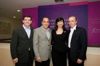 Andrea Jung, pres. mundial da Avon, é ladeada por Charles Herigton e Luis Felipe Miranda, presidentes da marca na América Latina e Brasil, respectivamente, e Henrique Prata, do Hospital do Câncer de Barretos (SP), na abertura do centro de prevenção do - Adri Felden, Alessandra Gerzoschkowitz, André Vicente, Carlos Alexandre Oliveira, Luciana Prezia, Rafael Sério e Renata Cru