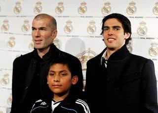 O ex-jogador Zinedine Zidane e o meia Kaká, do Real Madrid, recebem crianças beneficiadas pela campanha On Christmas, No Child Without a Toy, no estádio Santiago Bernabeu, em Madri, Espanha. - Amarildo Henning, Cindy Correa, Diego Pereira, Fábio Medeiros, Luiz Carlos Palhares, Raquel Aviani e Reuters