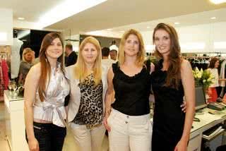 Fabiana, Lilian e Helaine Motta, irmãs de Pedro Motta, e a modelo Gabriela Krugel, noiva do estilista e estrela da campanha de inverno da grife, no novo showroom e loja do amado em Pinheiros, SP. - ALEXANDRE KID, DOMINGOS ANTUNES, FABRIZIO GUERATTO E RICARDO PRADO