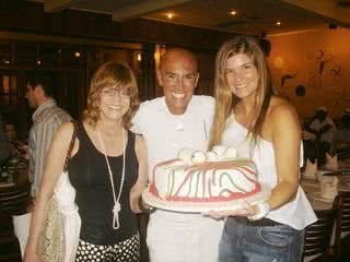 Entre Gloria Perez e Cristiana Oliveira, o promoter Amin Khader celebra 51 anos no Porcão da Barra da Tijuca, Rio, com bolo nas cores de sua escola do coração, Grande Rio. - BETE FERREIRA, DAVID BRAZIL, MARCOS RIBAS, ROBERTO FILHO E THAIS BRANDÃO