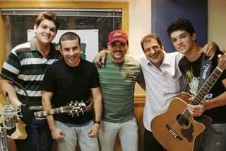 Edson Douglas Márcio nativa-fm Fernando-Teles
Edson (boné) e os primos Douglas e Márcio (pontas) são recebidos na Nativa FM por Fernando Teles e Galinha. - BETE FERREIRA, DAVID BRAZIL, MARCOS RIBAS, ROBERTO FILHO E THAIS BRANDÃO