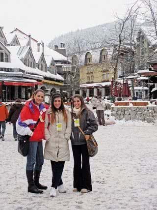 A empresária Nadia Guimarães, do Empório La Poltrona, e as filhas Caroline e Juliana Saab visitam a estação de esqui de Whistler, no Canadá. - DUDU PACHECO, MAURICIO BORGES E VERA MAURO