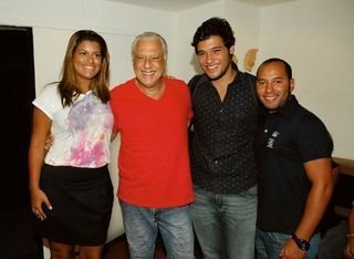 Cercado pelos filhos Diana, Bruno e Antônio, ele apresenta a peça Restos, no Rio. - Ivan Faria