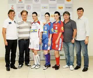 No hotel Gold Man, em Cianorte, PR, Luiz Carlos Winck é nomeado técnico do Cianorte Futebol Clube, pelo pres. Marco A. Franzato, ao lado de Tharana Menezes, Larissa Pajanoti e Renata Ghiseline Celeste, com o novo uniforme, e de Carlos Marcato, VP, e Adir - ALESSANDRA GERZOSCHKOWITZ, GRIS CARVALHO , MARGARETH ABUSSAMRA E OVADIA SAADIA