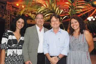 João da Costa (de azul), prefeito do Recife, recebe Carmelia Pinheiro e Marcos Tadeu Perucci, ambos da MultiRevistas Publicidade, e Kássia Araújo, da prefeitura, para encontro com a imprensa pernambucana realizado no Arcádia Paço Alfêndega. - MARCELO PEREIRA, MICHAEL PAZ FRANTZESKI E MAURO GOMES