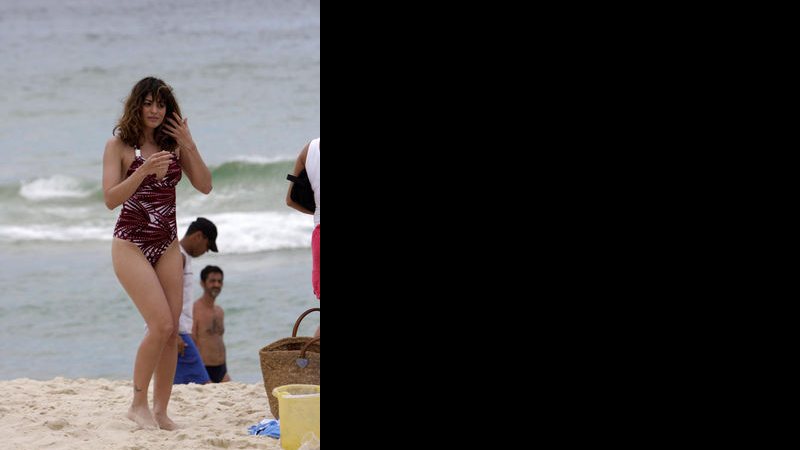 Carol Castro com novo visual começa a gravar cenas da novela Entre Dois Amores, na praia da Tijuca, no Rio de Janeiro - AgNews