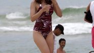 Carol Castro com novo visual começa a gravar cenas da novela Entre Dois Amores, na praia da Tijuca, no Rio de Janeiro - AgNews