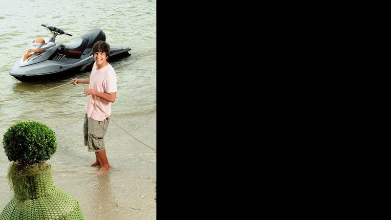 Na Ilha, antes de dar volta no jet ski, o príncipe de Sasha em O Mistério de Feiurinha conta que adora esporte. - GEORGE MAGARAIA/IMAGENS MAGASAC