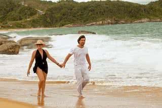 O casal desfruta de uma caminhada romântica na paradisíaca praia do Estaleiro, em Santa Catarina. - Fernando Willadino