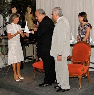 Gisella Amaral recebe troféu por Vik Muniz das mãos do arcebispo do Rio, ao lado do bispo Edson. - Roberto Valverde