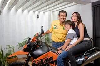 De volta à casa após a disputa, o líder da equipe Valtra Dakar Eco Team recebe o carinho de fãs fiéis: a mulher, Cristiane, e o filho deles, Luca. - Marco Pinto/ Savona