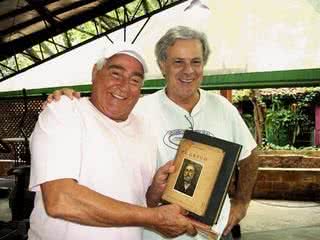 Luis Gustavo ganha livros escritos por seu pai, Luiz Amador Sanchez, do empresário Rodolfo Muller, no Sete Voltas Spa Resort, em Itatiba, SP. - DIEGO BONEL, DUDU PACHECO , FERNANDO SILVA , MÁRCIA STIVAL , MARCO BISCONTI, RONN Y CAJANGO E SUZEL LUCONI