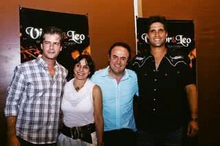 Victor e Leo ladeiam o casal Sandra e Marco Tobal, sócio do Villa Country, em SP. - CAIO PALAZZO, DUDU PACHECO, EUGÊNIO LUCENA, JU ASDURIAN, LUCAS PEIXOTO E PATRÍCIA TARTARI