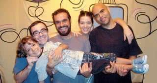 Os atores Luciano Brandão, Marcelo Villas Boas, Carolina Rodrigues e Diego Jaime carregam João, filho de Marcelo, em reestreia no Centro Cultural São Paulo, SP. - ANDRÉ VICENTE, CASSIANO DE SOUZA, DIMITRI NABOKOV, FABRIZIO GUERATTO, IVAN FARIA, KELLY QUEIROZ, LILIAN KNOBEL, PAULO DUEK, RICARDO ANTUNES E RICARDO PRADO