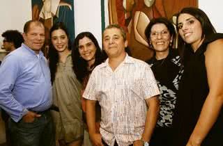 Anna Guerra (3ª da esq. p/ dir.) e Renata Chagas (de óculos) recebem o casal Robson e Liz Britto, o artista plástico André Galvão e a designer Daniela Kury Pizzo em sua mostra no Espaço Galeria 3058A, em SP. - CÍCERO SANTOS, FÁBIO VIZZONI, JULIANA EVAGELIDIS, LUCAS PEIXOTO, RODRIGO TREVISAN, SILAS FONSECA