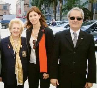 Sylvia Passarelli, Eliane Antunes Matos e Jorge Roberto Zantut, do Rotary Club de SP, chegam à festa que organizam para pacientes da Santa Casa de Misericórdia, SP. - CÍCERO SANTOS, FÁBIO VIZZONI, JULIANA EVAGELIDIS, LUCAS PEIXOTO, RODRIGO TREVISAN, SILAS FONSECA