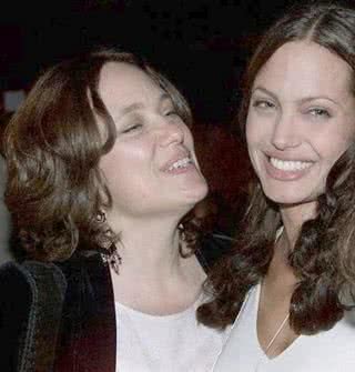 Angelina Jolie e a mãe, Marcheline Bertrand - Reprodução