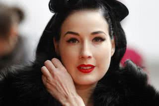 Dita Von Teese no Paris Fashion Week - Reuters