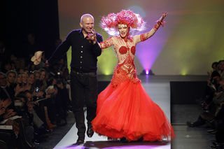 Jean-Paul Gaultier e a atriz francesa Arielle Dombasle no Paris Haute Couture Fashion Week - Reuters