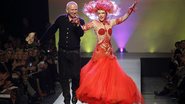 Jean-Paul Gaultier e a atriz francesa Arielle Dombasle no Paris Haute Couture Fashion Week - Reuters