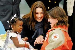 Carla Bruni-Sarkozy recebe órfãos do Haiti - Reuters