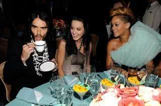 Katy Perry com o marido, Russell Brand, e Rihanna - Getty Images