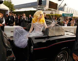 Lady Gaga chega exuberante ao Grammy Awards, vestida de Giorgio Armani - Larry Busacca/Getty Images