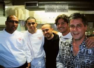 Com os chefs Ricardo de Camargo e Ney Gonçalves, Isaac Azar recebe em seu bistrô Paris 6 os atores Eric Marmo e Leopoldo Pacheco. - DANIELA FILOMENO, JOSÉ LUIZ BORGES, JOYCE APARECIDA, MARINA DEIENO E MARINA ZYNGER