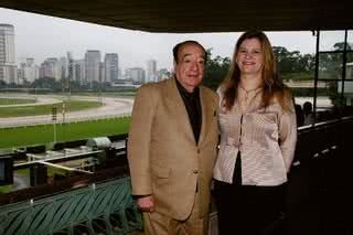 O casal de advogados Paulo José da Costa e Sandra Souza confere os GPs 25 de Janeiro e Presidente do Jockey Club de São Paulo, que marcam os 456 anos da cidade de São Paulo, no hipódromo. - VIVIAN FERNANDEZ