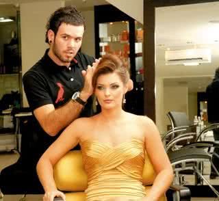 O beauty artist Henrique Ribeiro prepara a top gaúcha Flavia Rosalem para posar como estrela do site do Studio Hera, novo point da beleza em Moema, região sul de SP. - ADRIANO MELO, ALEXANDRE MARQUES, BETE FARIA NICASTRO, ÉDER NASCIMENTO, EDUARDO CARAPITO, JÔ RIBES, SILVIO LUMERTZ E STHEPHAN SOLON