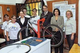 Alunos atendidos pelo programa do Fundo de Solid. e Des. Social e Cultural do Est. de SP, Kherollyn Rodrigues, Fernanda Dias, Juan Gustavo e Bruno Moreira ganham bicicletas de Monica Serra, pres. do Fundo, Eduardo Musa, pres. da Caloi, e Silvia Della Mann - BETTO SIQUEIRA, DANILO MEJIAS, JUAN GUERRA, MÁRCIA STIVAL, MAURICIO, RICARDO STUCKERT, SILAS FONSECA E THIAGO PEREIRA