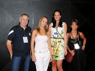 Os designers Hector Marmo Cammarano, Mariana Neves Oberherr e Fernanda Daudt, da Luz da Lua, recebem a publicitária Lu Paiva no stand da marca na 37ª CouroModa, no Anhembi, em São Paulo. - FABIO MIRANDA/OPÇÃO FOTOGRAFIA