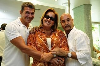 Claudia Jimenez mostra seu novo visual ao lado dos cabeleireiros Ronaldo Cunha e Wilson de Barros - Divulgação