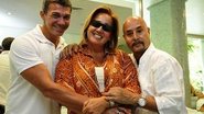 Claudia Jimenez mostra seu novo visual ao lado dos cabeleireiros Ronaldo Cunha e Wilson de Barros - Divulgação