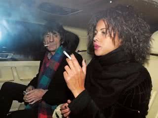 No banco traseiro do carro, Ron Wood e Ana Araújo curtem passeio por Londres. - GROSBY GROUP