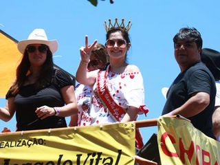 A ex-BBB Francine Piaia desfilou no bloco carioca Chora, me liga, no Rio de Janeiro