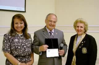 Regina Célia Giora e Sylvia Moraes Passarelli, VP do Rotary Club de SP, recebem o palestrante José Maria Chapina Alcazar, do Sind. Das Emp. de Serviços Contábeis. - ANDRÉ VICENTE, CLEIBY TREVISAN, FÁBIO ZANZERI E PAULO URAS E SILAS FONSECA