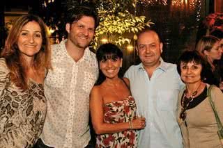 O casal Fabiana e Carlos Bertolazzi, sócio do restaurante Zena Caffè, recebe Deborah e Francisco Ventura, da Ótica Ventura, e Valéria Baraccat, do Inst. Arte de Viver Bem, na festa realizada na casa, em SP. - Ana Maria Nibié, Caroline Dantas, Lívia Clozel, Marcos Vieira, Noelia Ipê, Pedro Côrtes, Rafael Lopes, Silvana Garzaro e Teka Camargo