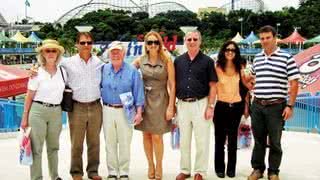 O casal Kathryn e Chip Cleary (de boné), Charles Bray (5ada esq. p. dir.) e Paulina Reyes (laranja), da Ass. Int. de Parques de Diversão e Atrações, são recebidos por Alain Baldacci, Rose Savietto e Ricardo Penteado no Wet'n Wild, Itupeva, interior de SP. - Ana Maria Nibié, Caroline Dantas, Lívia Clozel, Marcos Vieira, Noelia Ipê, Pedro Côrtes, Rafael Lopes, Silvana Garzaro e Teka Camargo