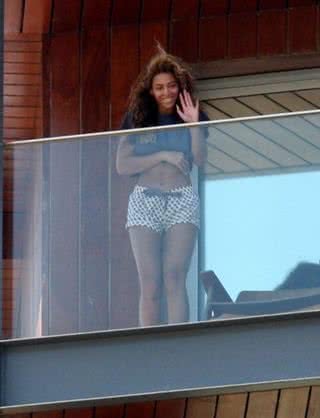 Beyoncé aparece em janela de hotel no Rio de Janeiro - Wallace Barbosa/AgNews