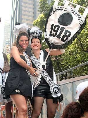 A cantora Maria Rita e a atriz Leanda Leal no desfile do Cordão da Bola Preta em 2009; este ano as duas voltam a desfilar no bloco mais tradicional do Rio - reprodução/Terra