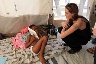 Angelina Jolie visita crianças vitímas do terremoto no Haiti - Getty Images